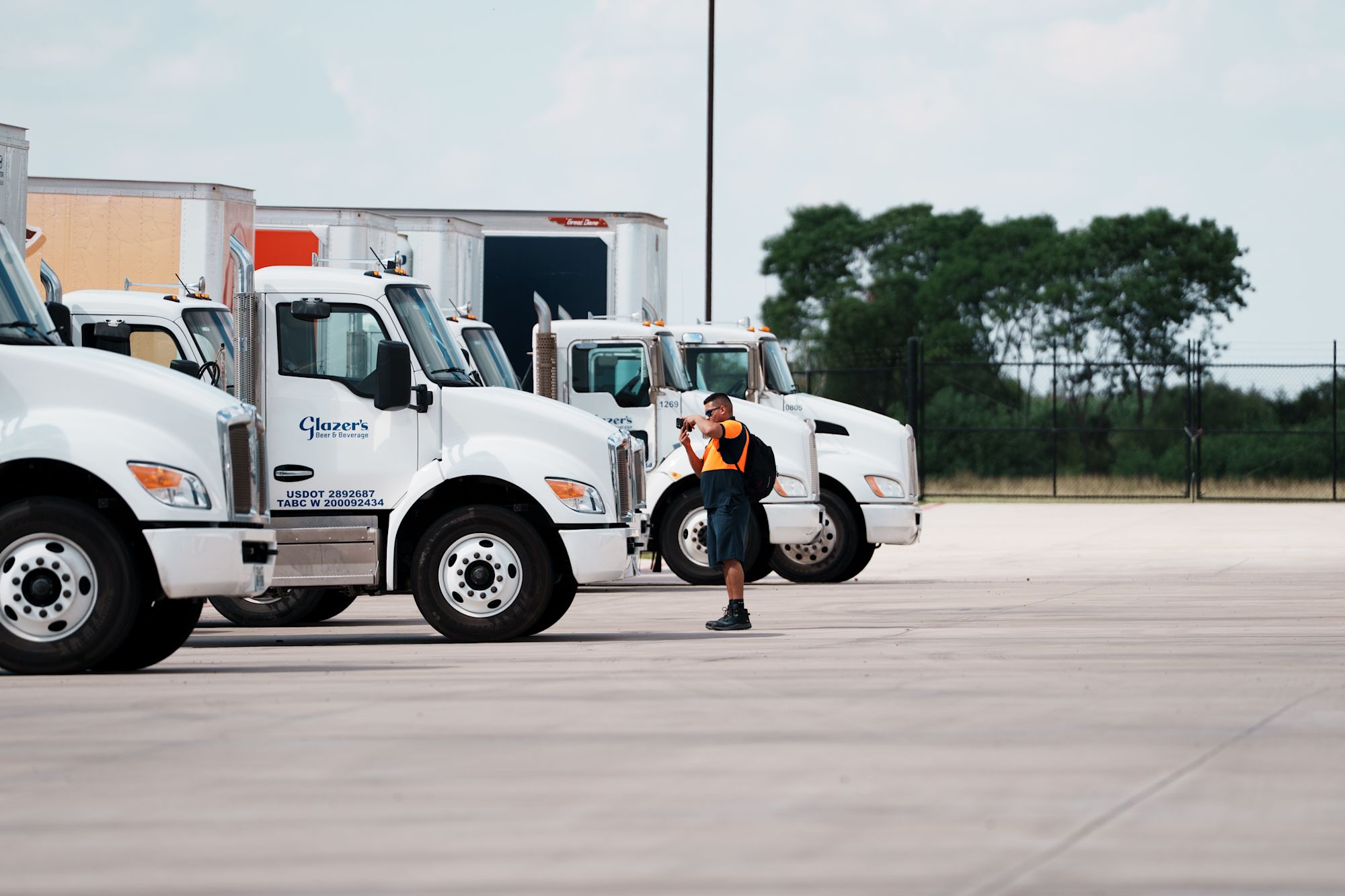 Camions garés dans le stationnement