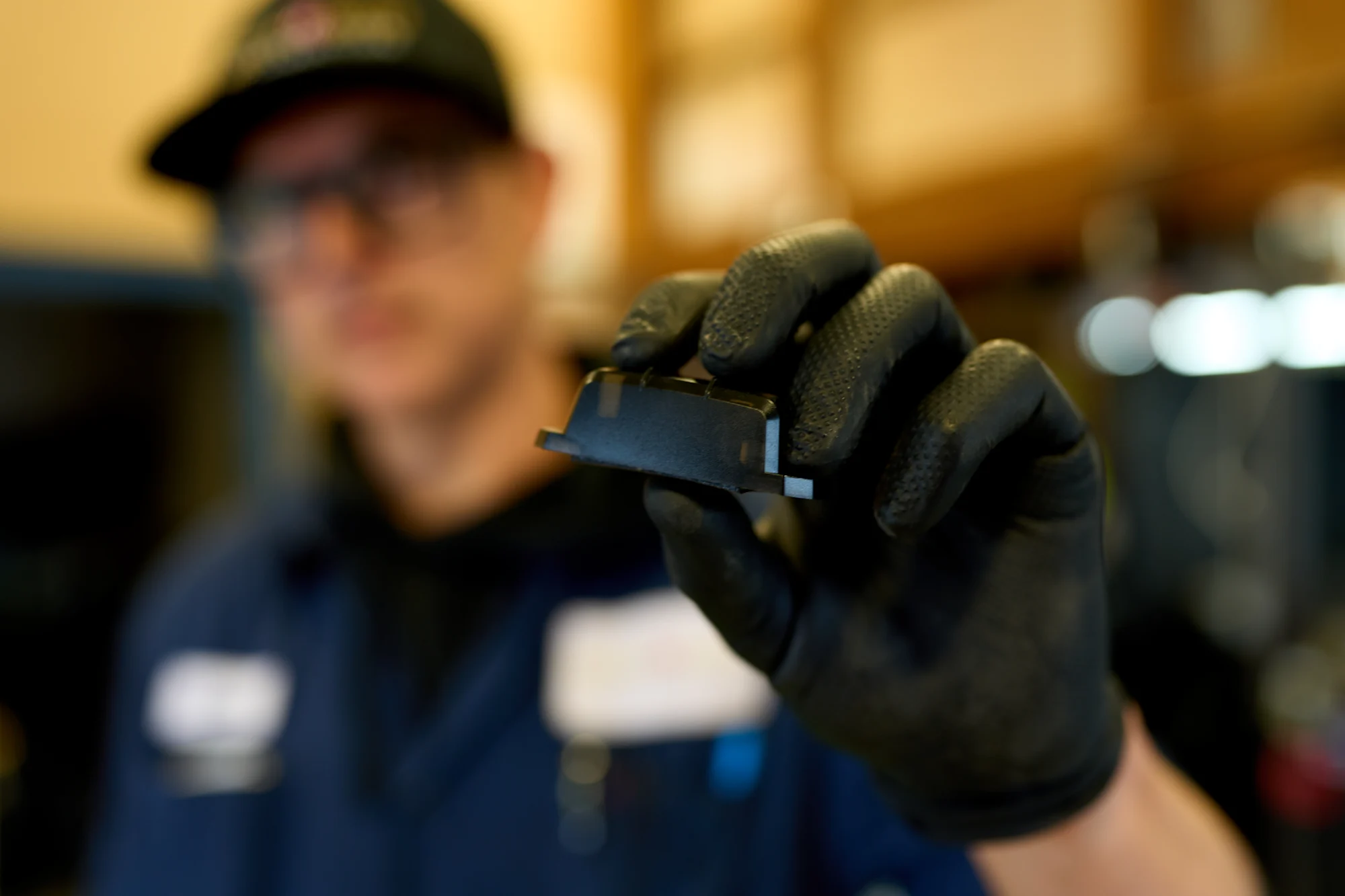 Homme tenant la Balise AT11