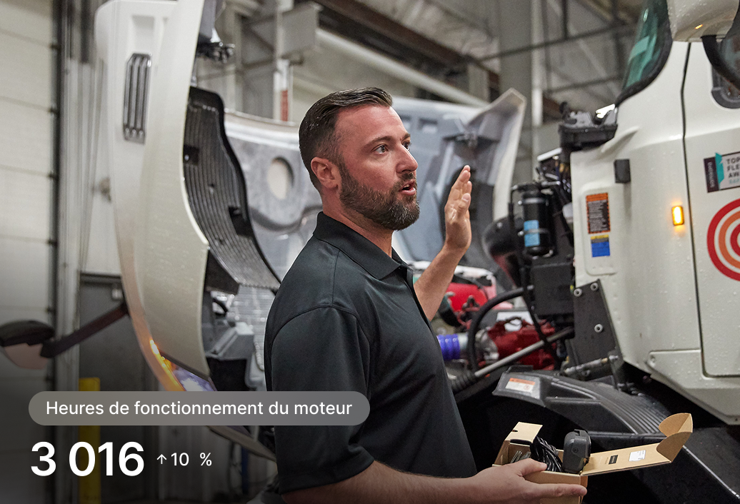 personne en train d'inspecter un moteur