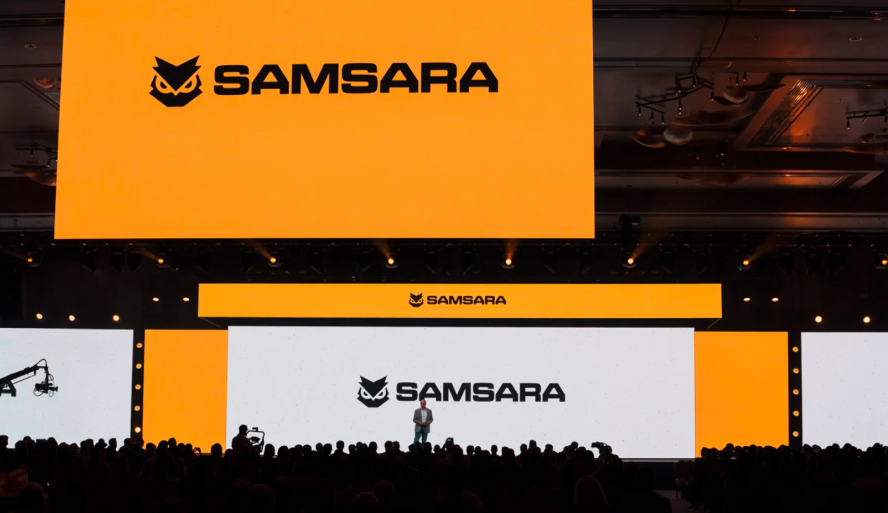 Samsara's nieuwe uillogo en woordmerk weergegeven op grote schermen