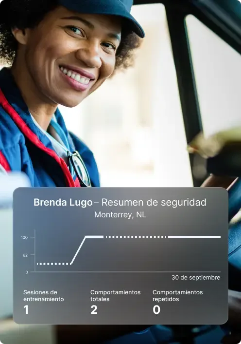 Conductor sonríe con panel de control de rendimiento de seguridad con puntuación y métricas de entrenamiento perfectas.