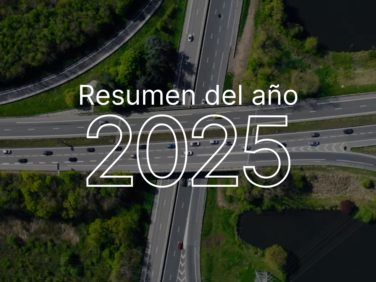 Vista aérea de autopistas que se cruzan con texto "Resumen del año 2025" superpuesto en blanco sobre áreas verdes.