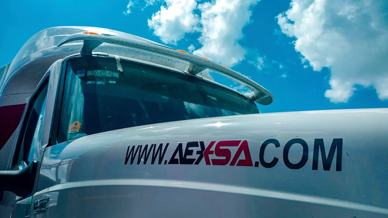 La adopción de Remolques Inteligentes transformó la operación de Auto Express Saldivar, logrando reducciones del 40% en costos de seguros, optimización de procesos y una notable mejora en la seguridad