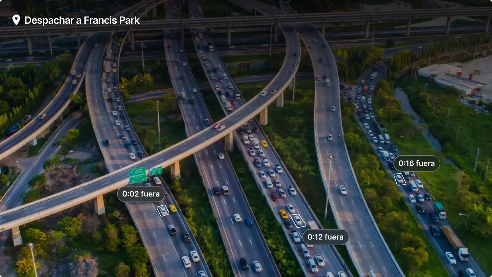 Vista de cruce de autopistas cerca de Francis Park con indicadores de tráfico y navegación que muestran los tiempos de viaje.