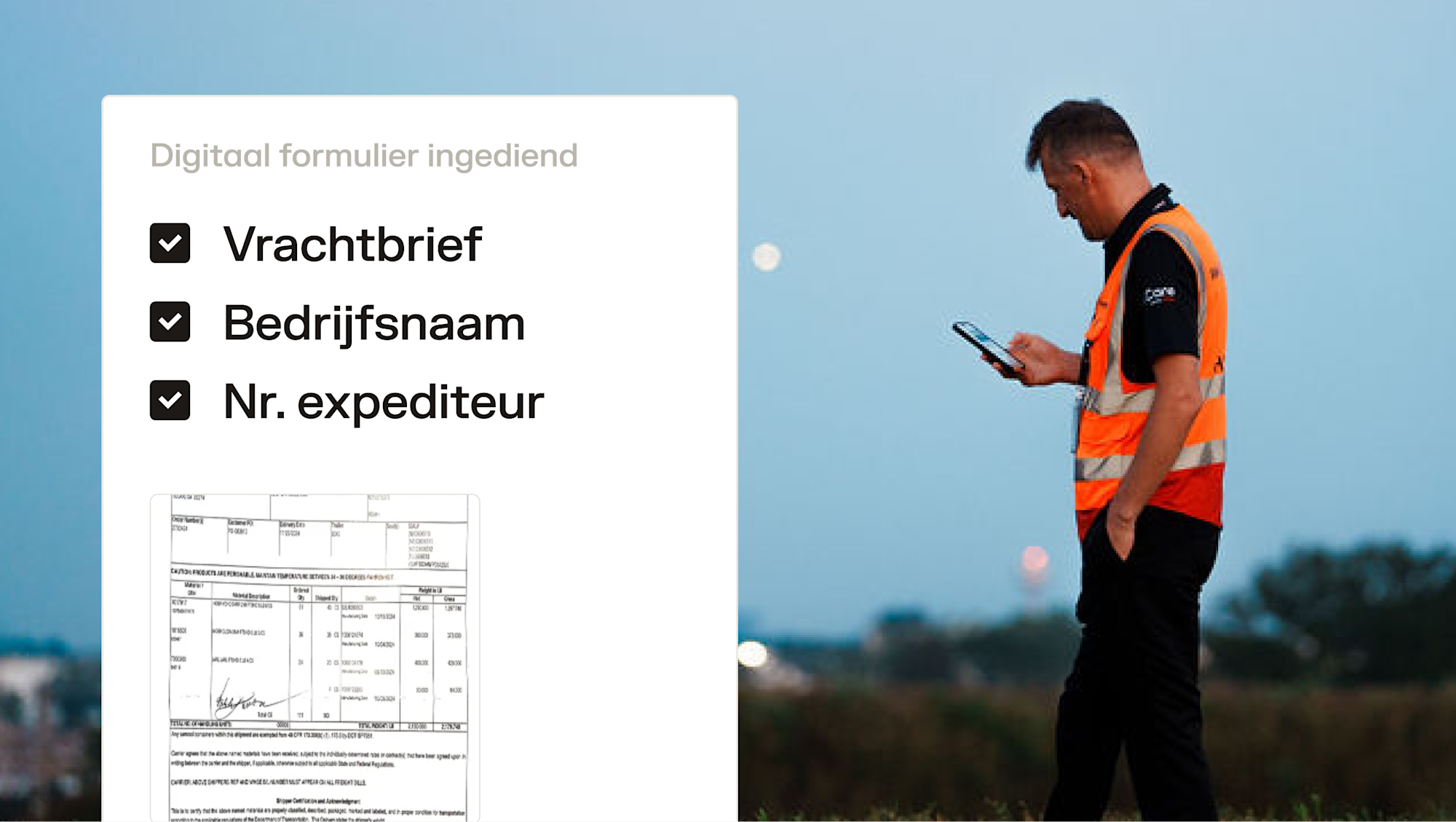 Man in oranje veiligheidsvest bekijkt tablet, naast digitaal formulier met vrachtbrief, bedrijfsnaam en expediteursnummer.