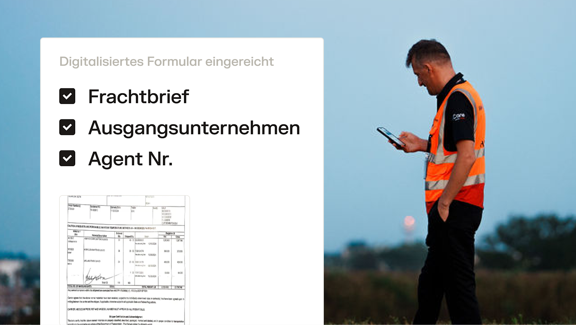 Mann in Warnweste prüft Tablet; digitales Formular mit Frachtbrief, Ausgangsunternehmen und Agent Nr. abgehakt.