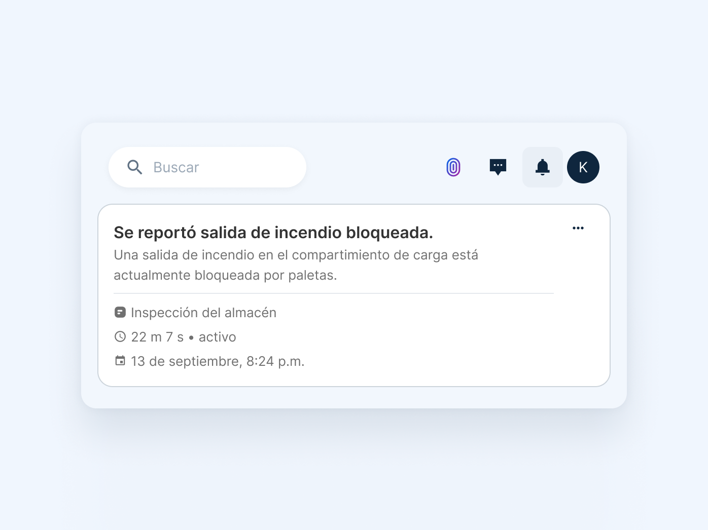 Alerta de app móvil que muestra notificación de seguridad de almacén por salida de emergencia bloqueada en muelle de carga