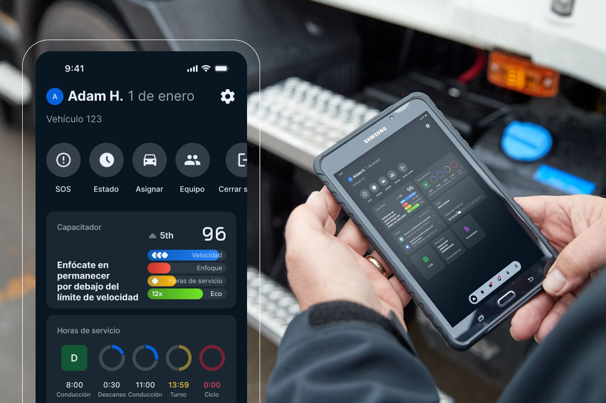 Persona con teléfono Samsung con app de rendimiento del conductor, monitoreo de velocidad y puntuación de seguridad de 96.