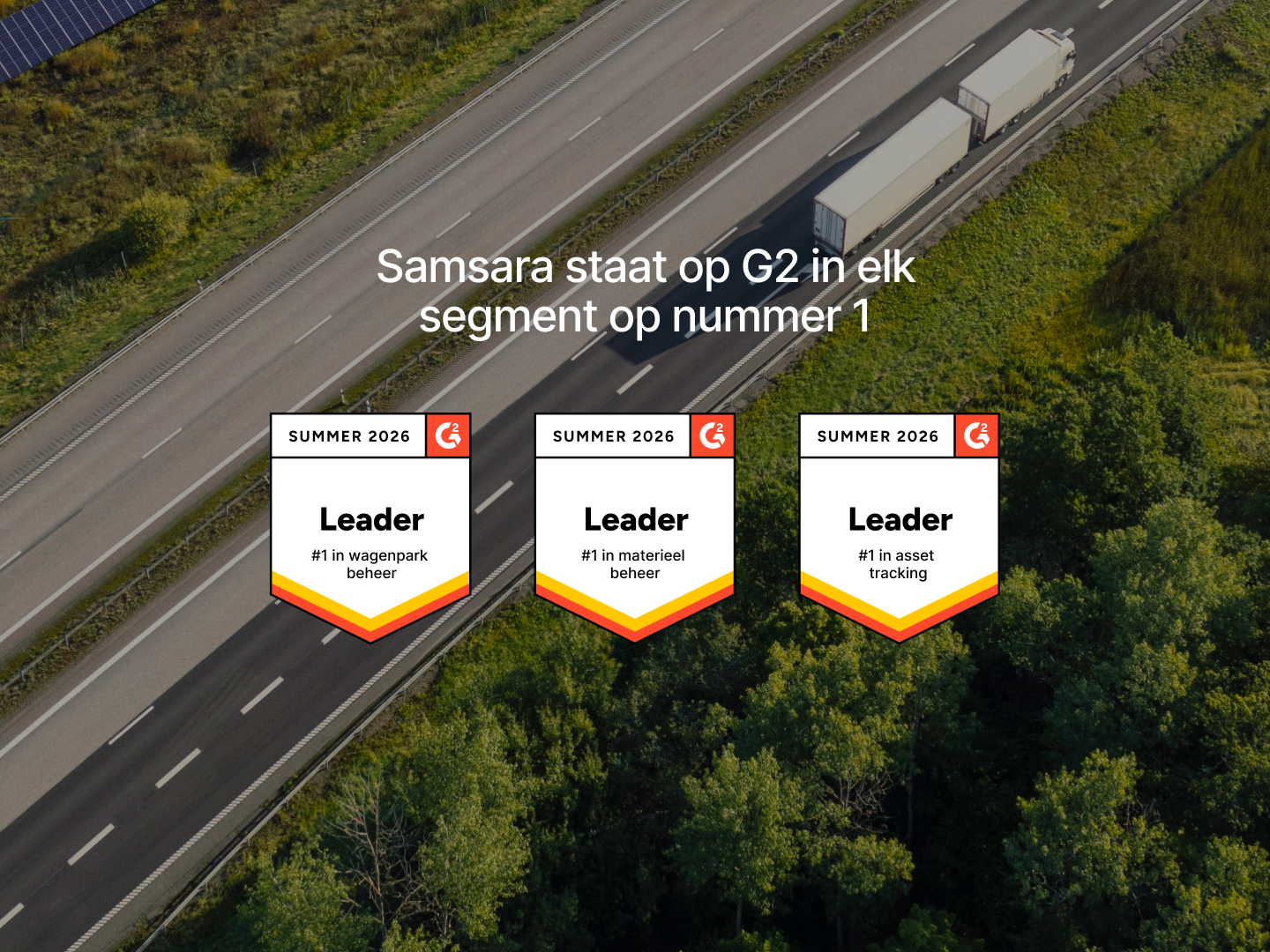 Luchtfoto van snelweg met vrachtwagen en drie G2 Leader-badges voor Samsara: wagenpark, materieel en asset tracking.