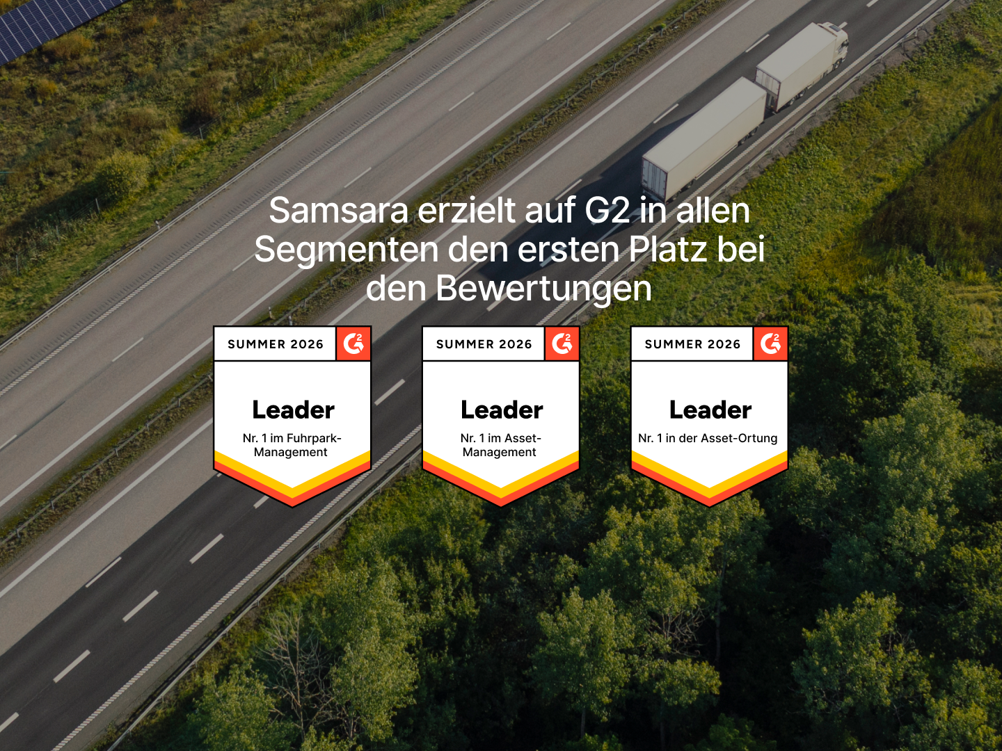 Luftaufnahme einer Autobahn mit LKW. Samsara als G2 Leader Summer 2026 in Fuhrpark-, Asset-Management und Asset-Ortung.