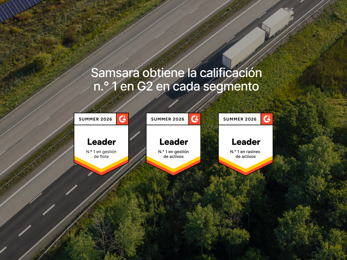 Samsara líder n.º 1 en G2 Summer 2026 en gestión de flota, activos y rastreo, con camión en autopista aérea.