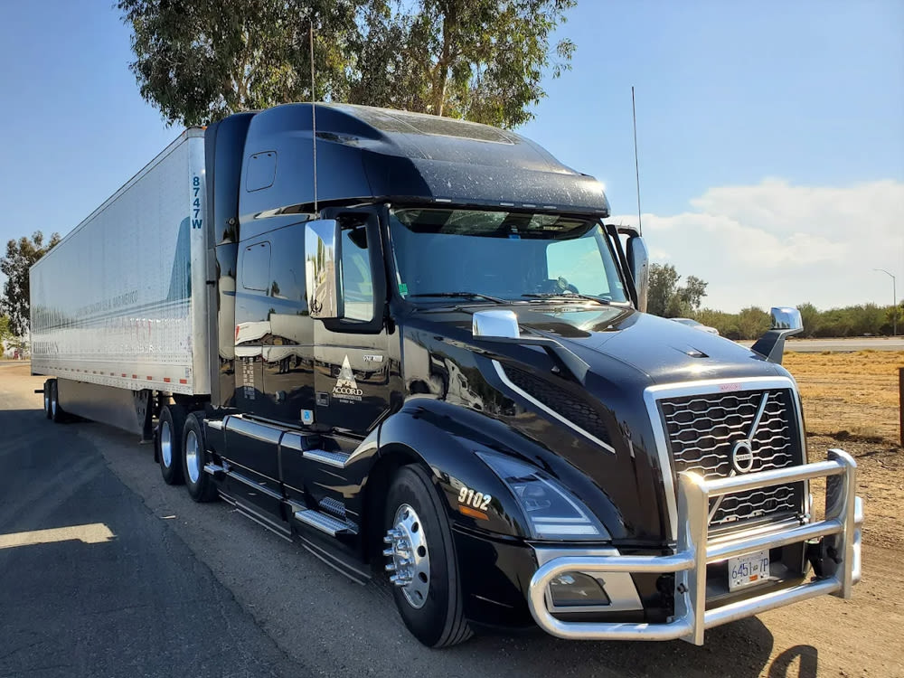 Camion de Black Accord Transportation sur la route en été