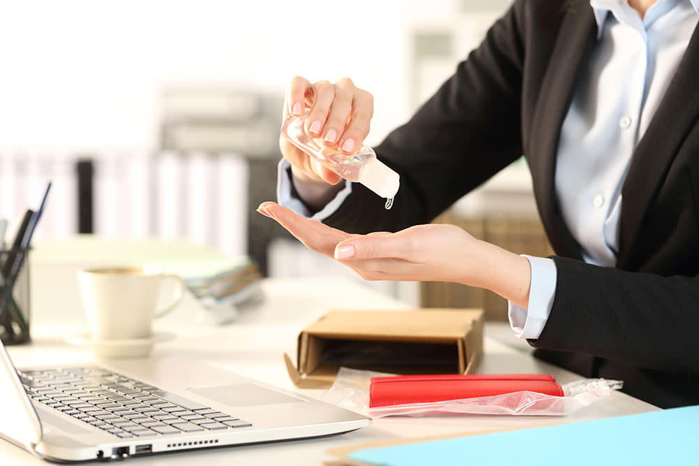 pic-Woman-hand-sanitizer-laptop pic-Woman-hand-sanitizer-laptop