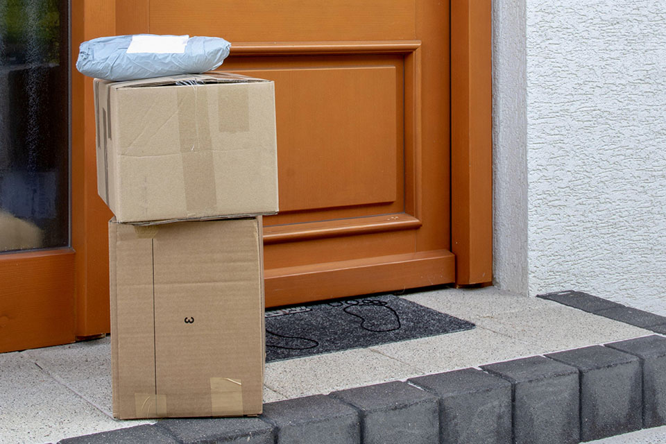 PUDO-stacked-parcels-at-door-flipped-1000x664-1 PUDO-stacked-parcels-at-door-flipped-1000x664-1