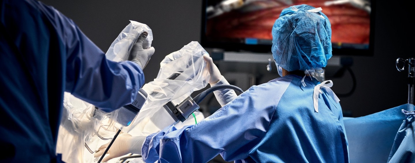 operating-staff-looking-at-surgical-monitor-lg operating-staff-looking-at-surgical-monitor-lg