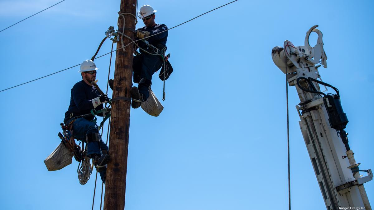 evergy-line-workers 1200xx7952-4484-0-727 evergy-line-workers 1200xx7952-4484-0-727