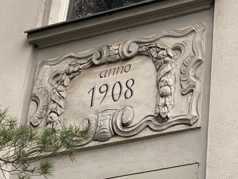 4 Zimmer Altbauwohnung im 1.OG mit Loggia, Terrasse und Kamin nahe Spandauer Forst