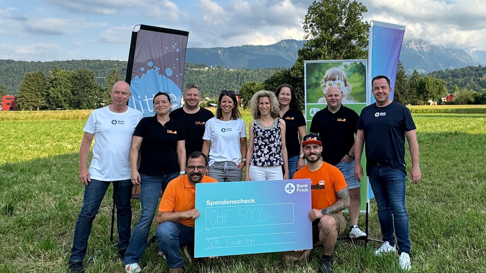 Beaming faces at the cheque presentation (from left to right): Sandra Wögerer, René Abenthung, Christoph Marxer, Sascha Oehri, Marc Rohner, Anne Steiner (Chair of the Obstacle Course Association) and Maike Hilti (SOS Children's Village Liechtenstein), as well as Michael Dolzer, Melanie Mündle and Edi Wögerer (Bank Frick Executive Board).