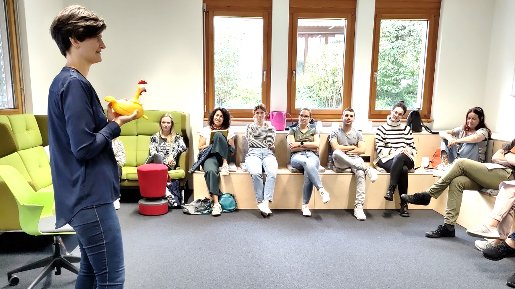 Sarah Tanzer hat den liechtensteinischen Lehrpersonen die SOS-Herzkiste nähergebracht.