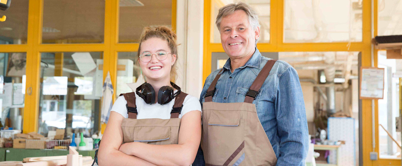 A young person with her trainer in the workshop at the Nuremberg Vocational Training Centre.
