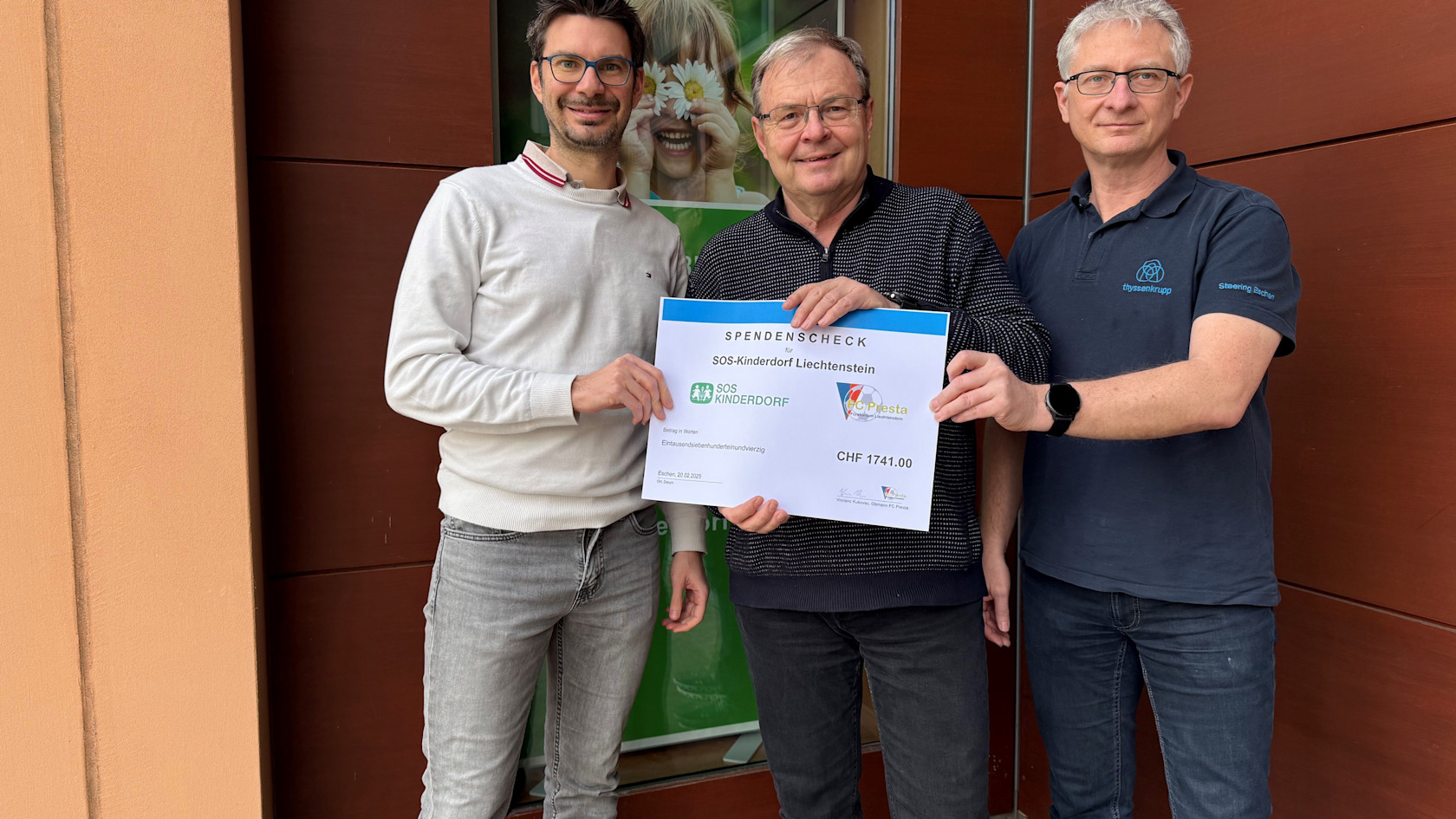 Thibault Hillebrandt and FC chairman Vincenc Kukovec hand over the symbolic cheque to Markus Schaper from SOS Children's Villages.