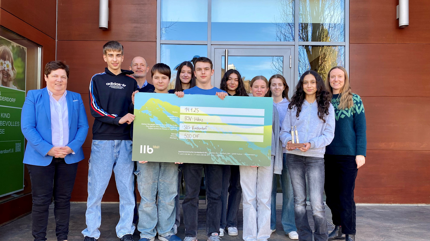 Handover of cheque to the Hibiz Realschule Vaduz student company