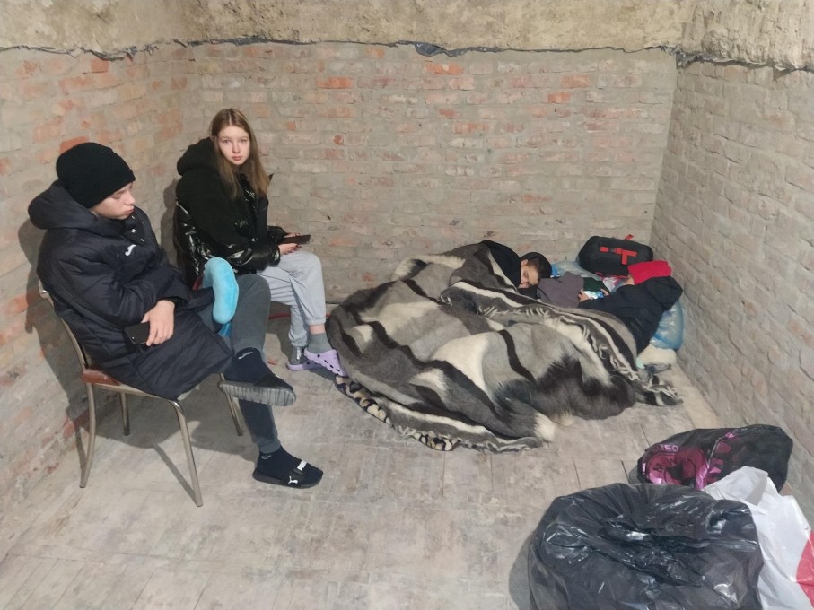 Kinder und Familien aus der Ukraine verstecken sich in Bombenschutzkellern. 