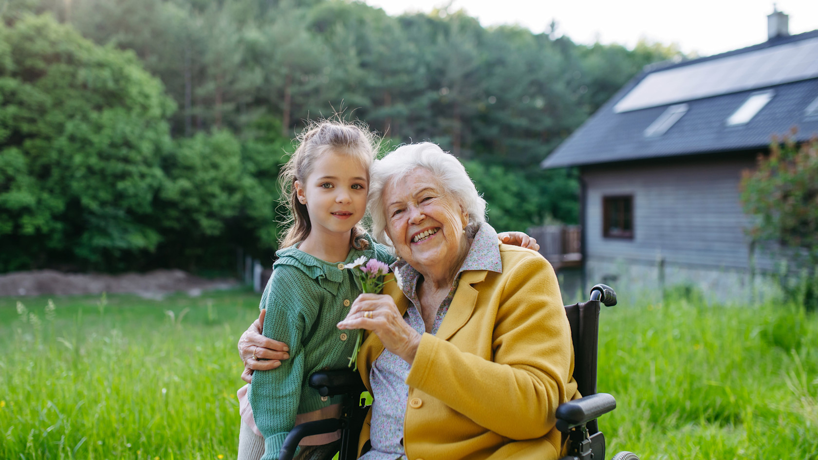 Oma im Rollstuhl mit Enkelkind