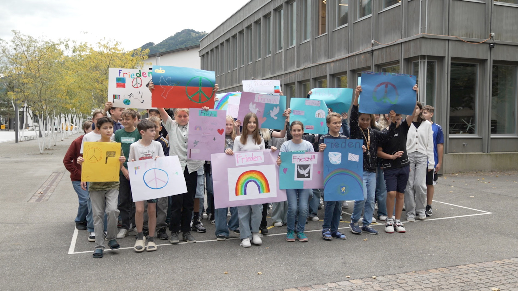 Liechtensteiner Schulklasse stampft mit Plakaten für den Frieden.