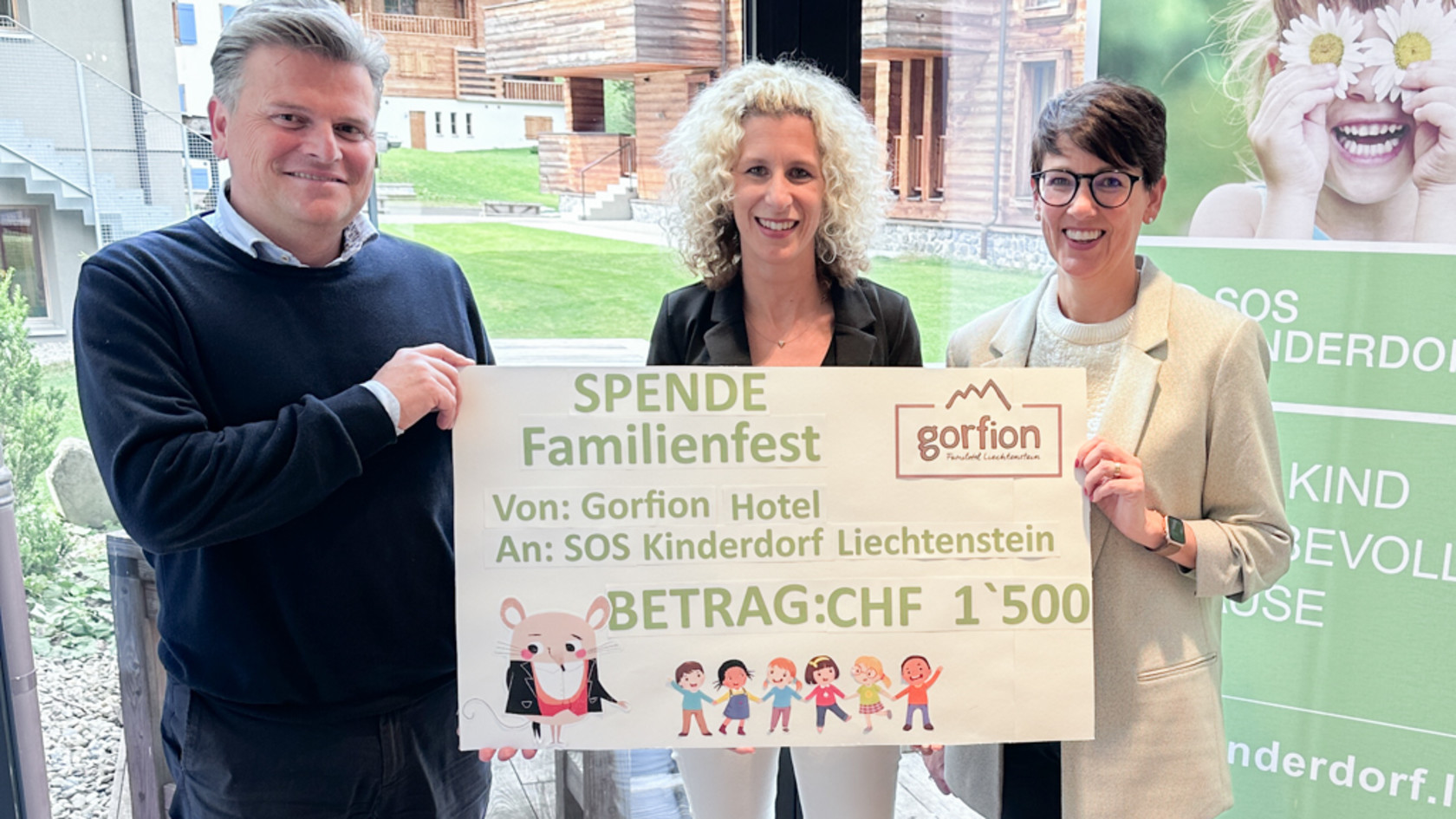 Voller Freude durfte Maike Hilti von SOS-Kinderdorf Liechtenstein einen Spendencheck in Höhe von 1500 CHF von Petra Sternat und Alexander Berger vom Gorfion Familotel entgegennehmen. Nachgängig zum gemeinsam veranstalteten Benefiz-Familienfest, setzt das Hotel damit nun ein weiteres Zeichen für sein soziales Engagement.