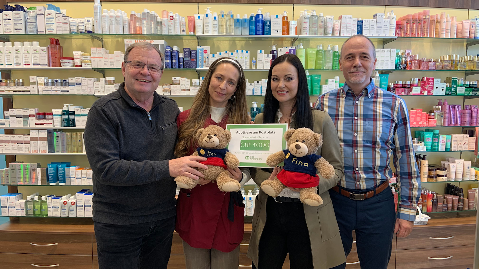 Markus Schaper mit zwei Mitarbeiterinnen der Apotheke am Postplatz und dem Inhaber Niko Frick