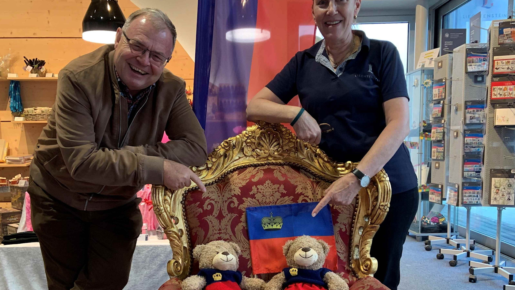 SOS-Teddybären im Liechtenstein Centre mit Markus vom SOS-Kinderdorf und Clare Risch vom Liechtenstein Center.