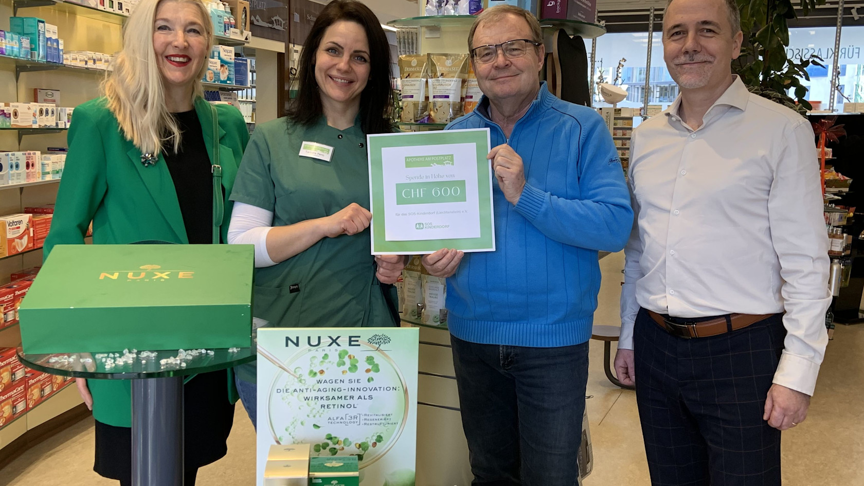 Die Kunden der Apotheke am Postplatz in Schaan (Helfende) helfen mit ihrem Kauf von Nuxe-Produkten, SOS-Kinderdorf (Helfenden) und der damit verbundenen Spende zuguns-ten der Erdbebenopfer in Syrien zu helfen