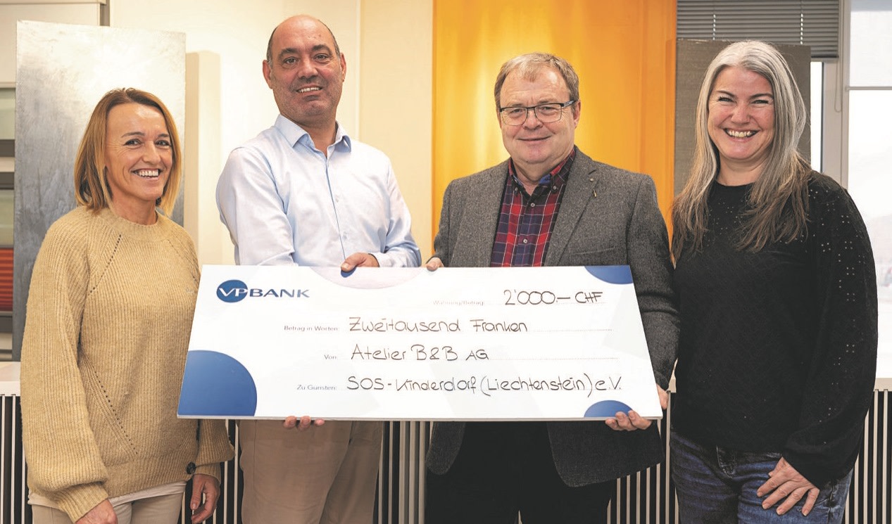 Das Atelier B&B aus Ruggell übergibt die Weihnachtsspende an SOS-Kinderdorf