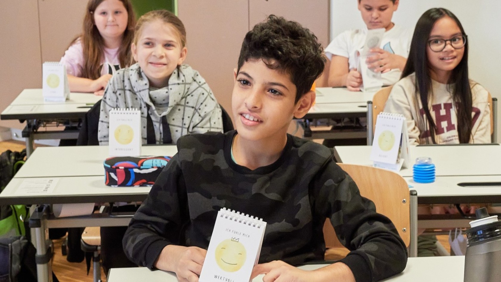 Gefühle erkennen und benennen zu können ist eine der wichtigsten Sozialkompetenzen. Dank der SOS-Herzkiste gelingt dies Kindern besser.