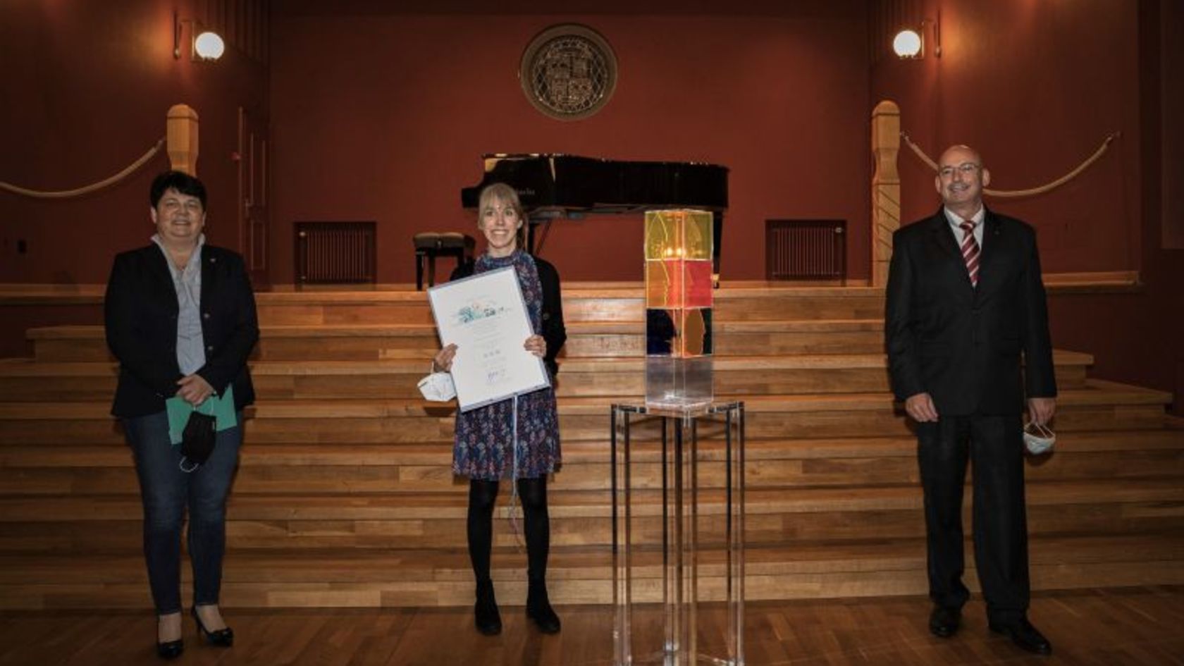 Dr. Mauro Pedrazzini, Gesellschaftsminister, übergab den Anerkennungspreis an Michelle Posch (Clinicum Alpinum) und Magdalena Frommelt (SOS-Kinderdorf Liechtenstein).