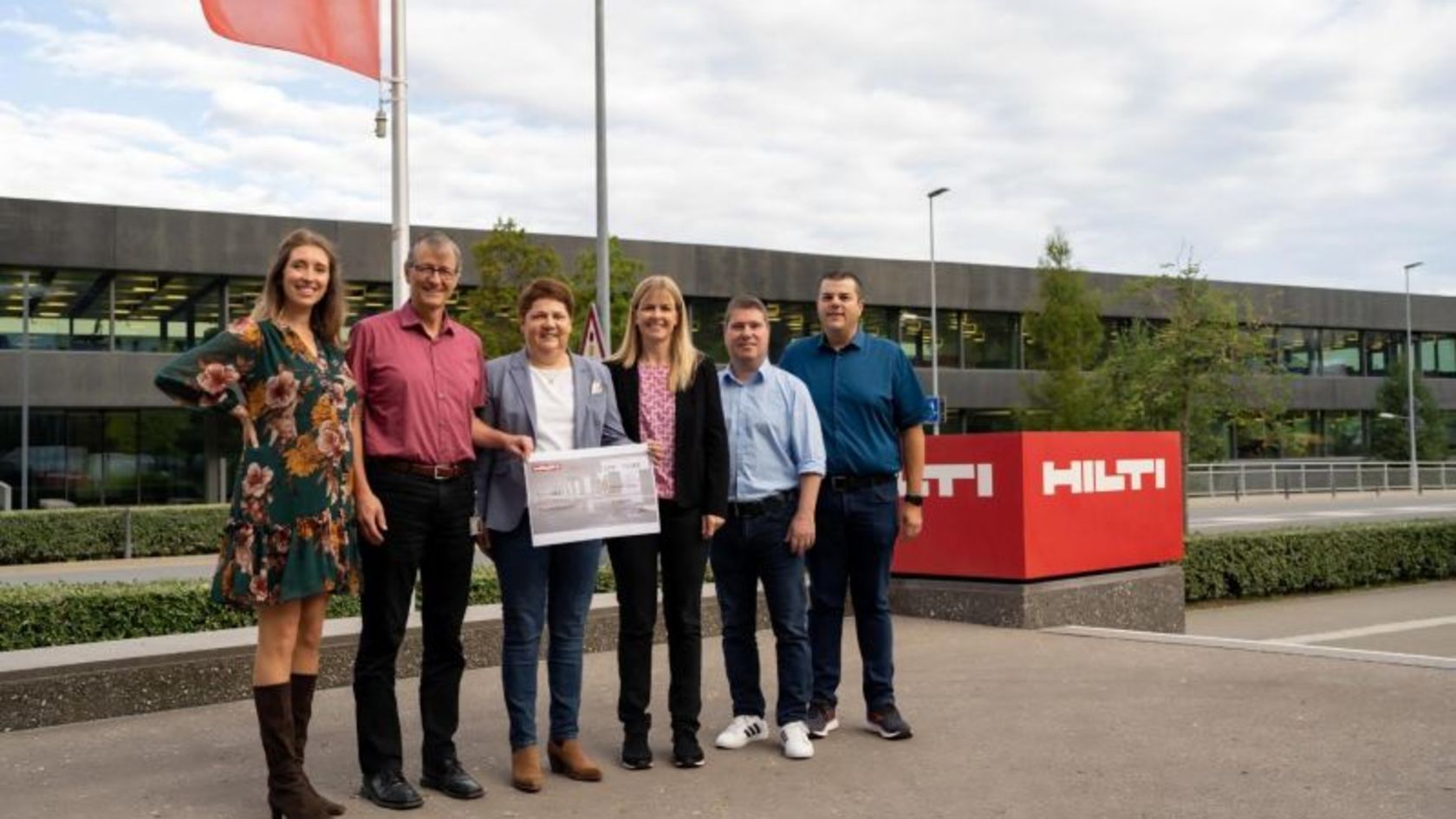 Scheckübergabe an SOS-Kinderdorf