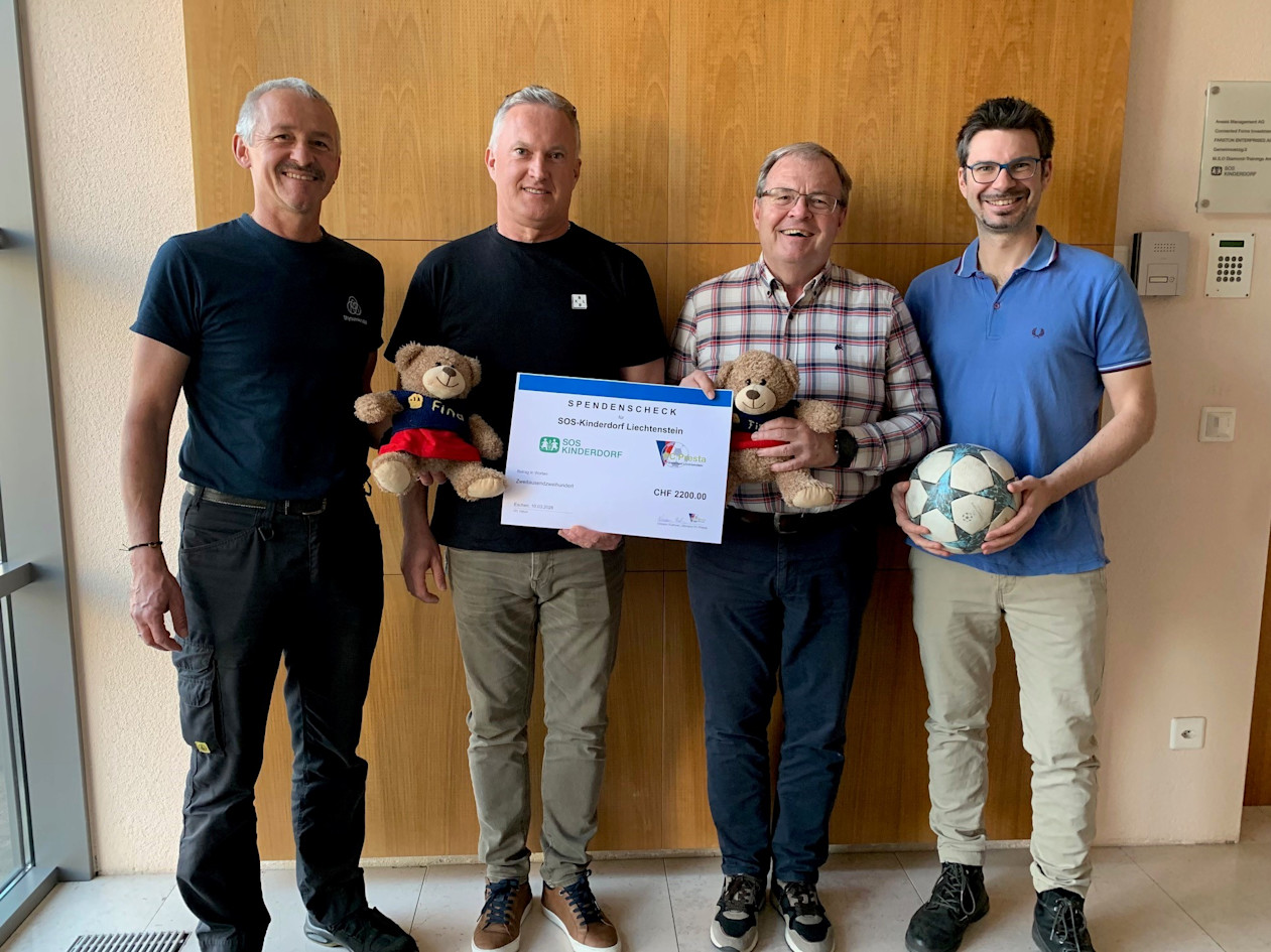 At the check presentation, Thomas Caminades, Asmir Veladzic, and Thibault Hillebrand from FC Presta handed over the donation check to Markus Schaper from SOS Children's Villages Liechtenstein.