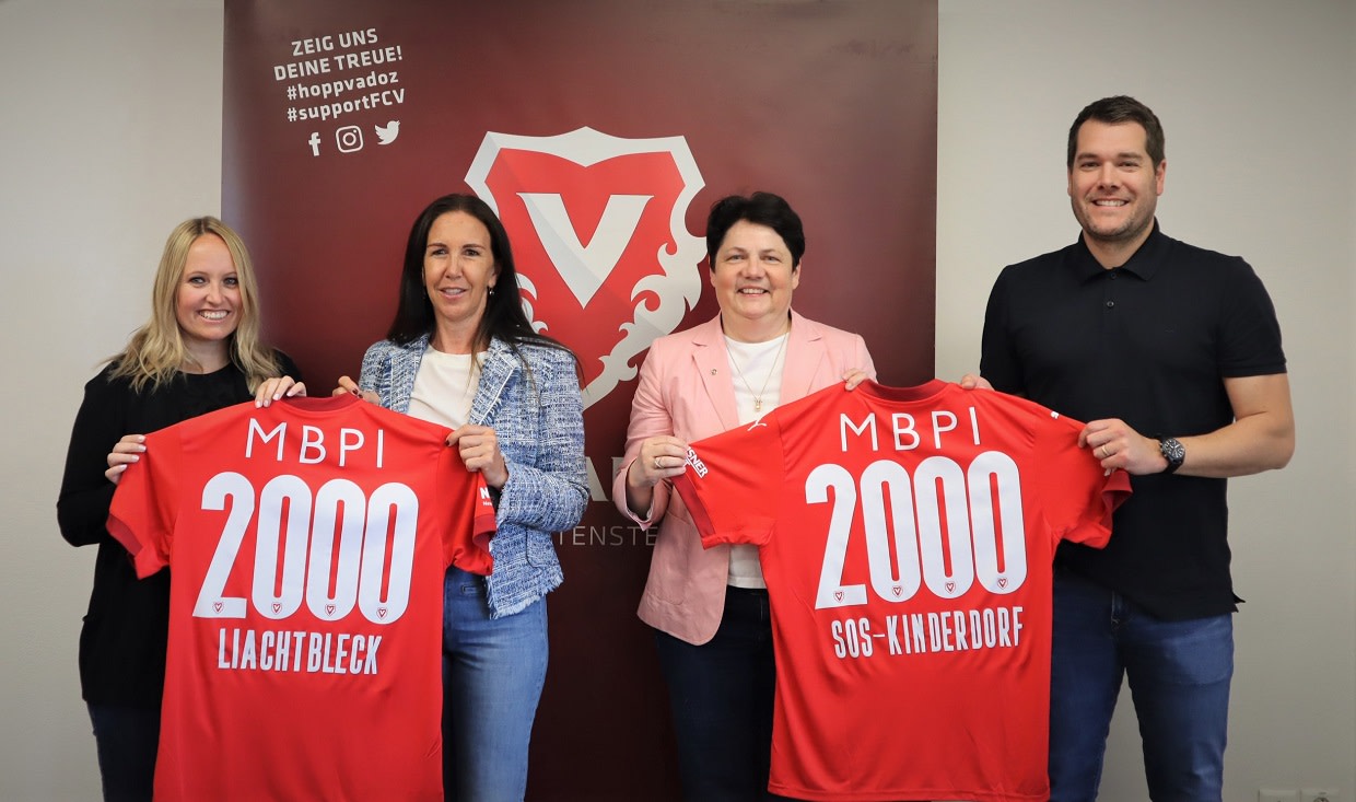 Der FC Vaduz spendete durch Trikotversteigerungen CHF 2000 an SOS-Kinderdorf Liechtenstein