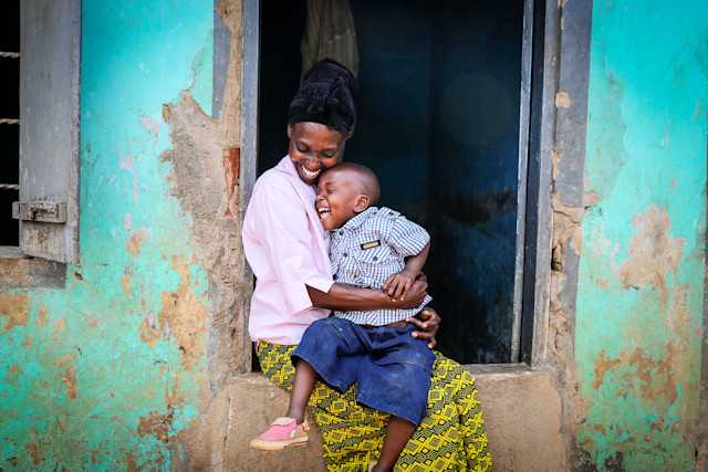 17 Beautiful Portraits of Motherhood Around the World