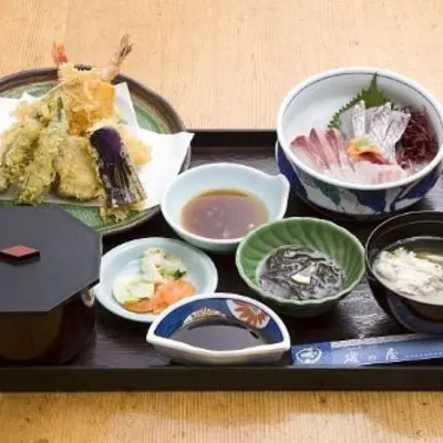 Visit popular spots in Itoshima with seafood lunch (short course)