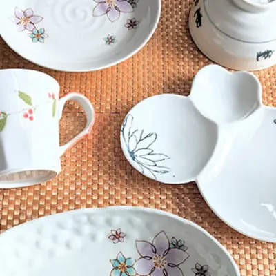 You can do a lot of stickers! “Set of 2 round plates, 2 small plates, and 2 sets of teacups” painting experience 