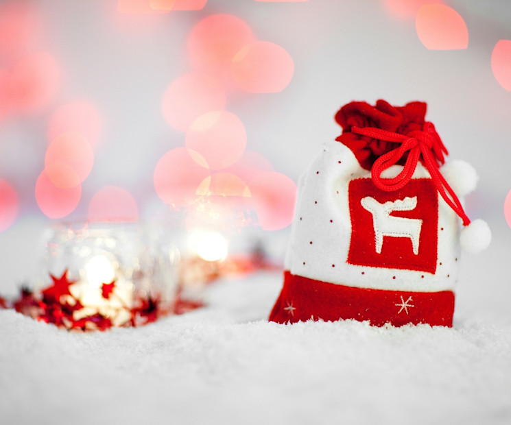 Weihnachtssäckchen für süße Kleinigkeiten im Schnee vor Lichterglitzer