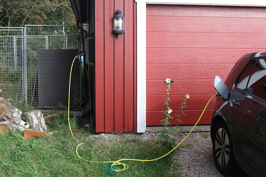 En elbil med laddkabeln ikopplad