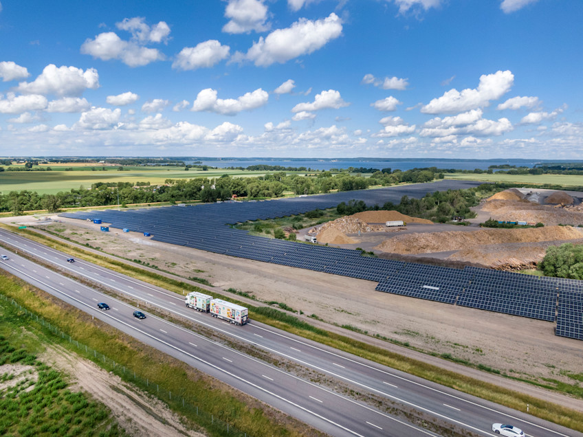 Alights solcellspark längs E4:an utanför Linköping där Swedbank och Alight tecknade Sveriges första sol-PPA.