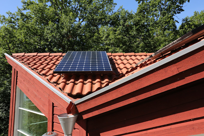 En installerad solcellspanel.