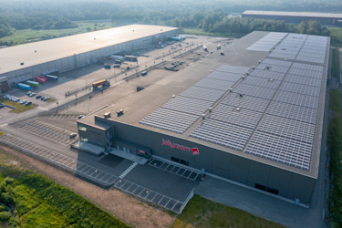 Taket av Hisingen Logistikpark täckt med en solcellsanläggning på 3,7 MW