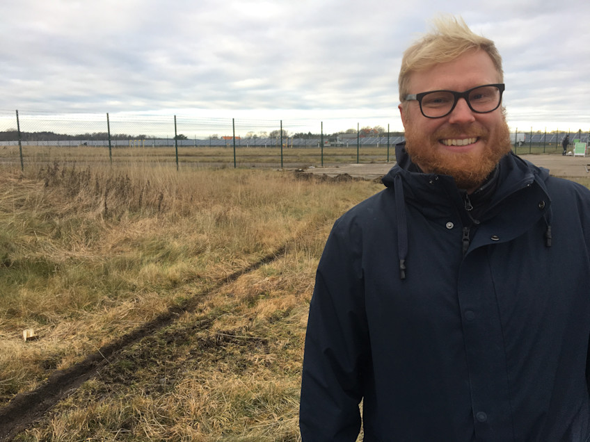 Johan Paradis framför Nya Solevi, Sveriges största solcellspark