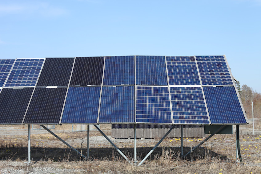 Flera generationer solpaneler i solcellsparken i värmländska Glava.