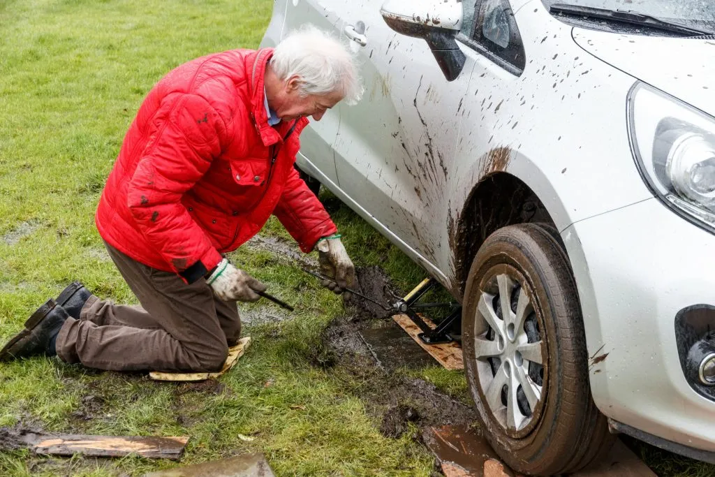 Jacking up a car stuck in mud